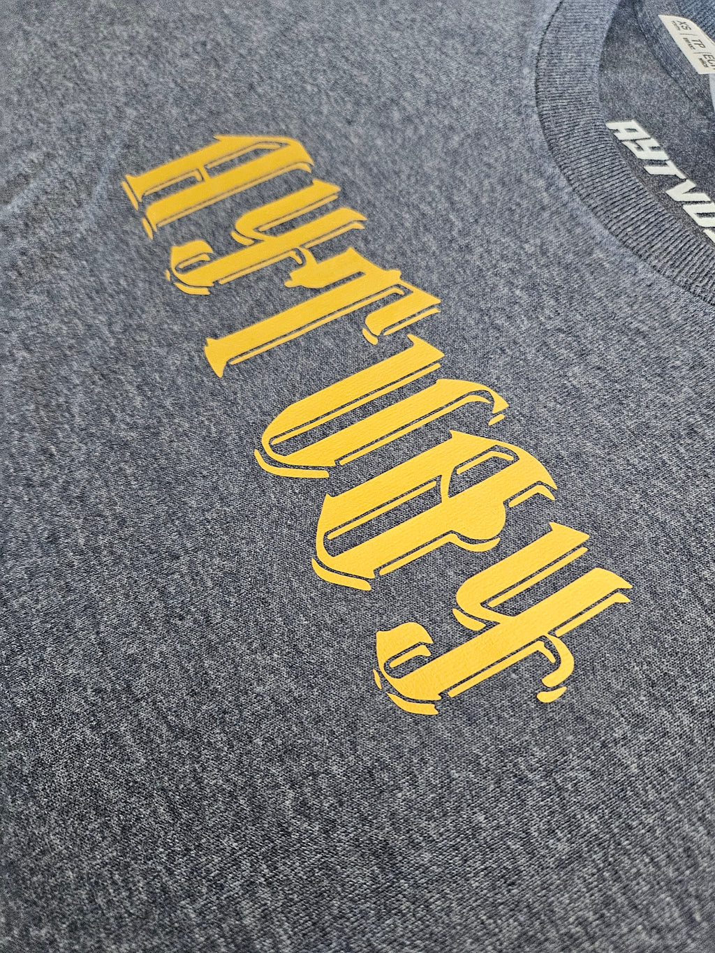 Aytvoy Kids shirt small