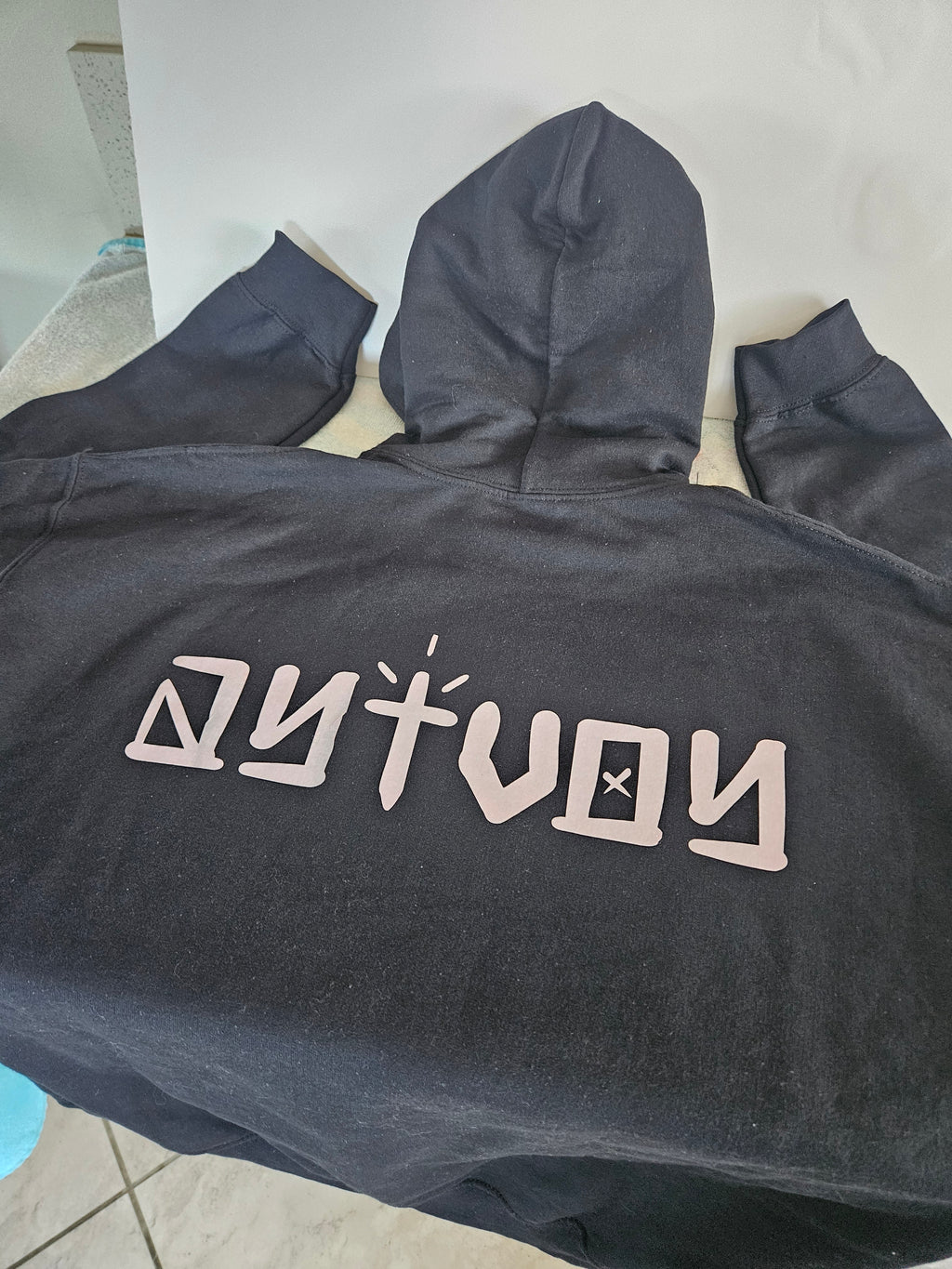 Aytvoy hoodie with pink lettering